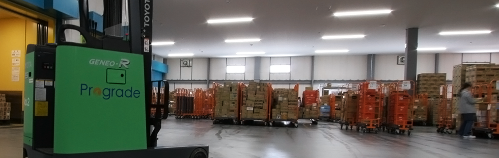 物流トラックが駐車場に整然と並ぶ様子